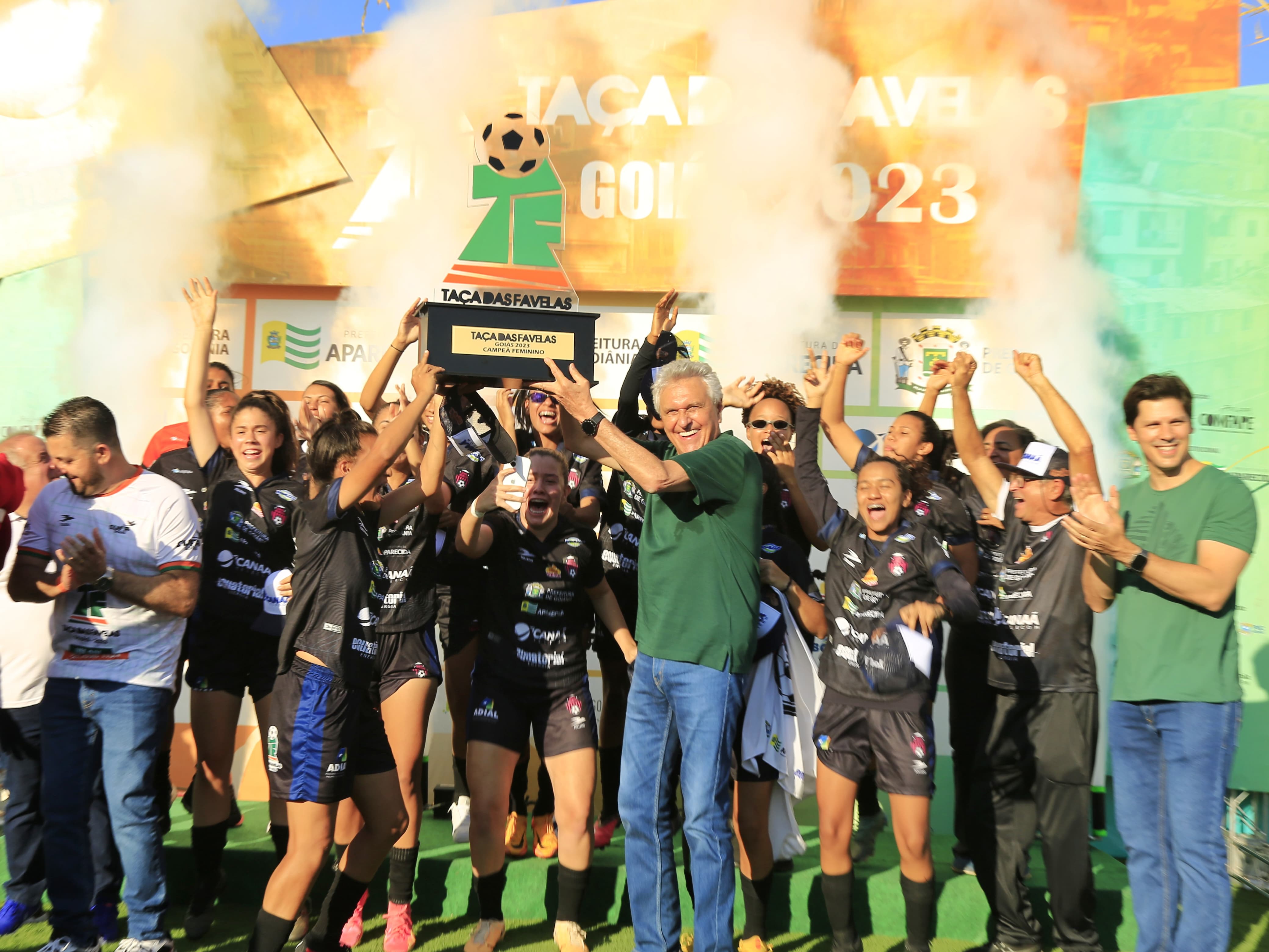 Governador Ronaldo Caiado e vice-governador Daniel Vilela durante as finais da Taça das Favelas Goiás, levantando o troféu de Campeã de Futebol Feminino (Foto: André Saddi)