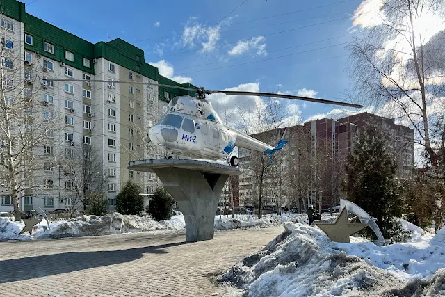 улица Авиаконструктора Миля, Жулебинский бульвар, памятник вертолёту Ми-2