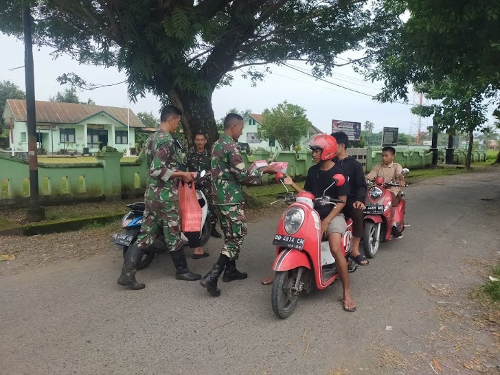 INILAH Jumat Berkah, Koramil 1426-07/Pattallassang Bagikan Snack Kepada Kepada Pengguna Jalan