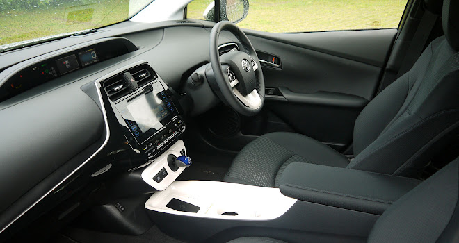 2016 Toyota Prius front interior