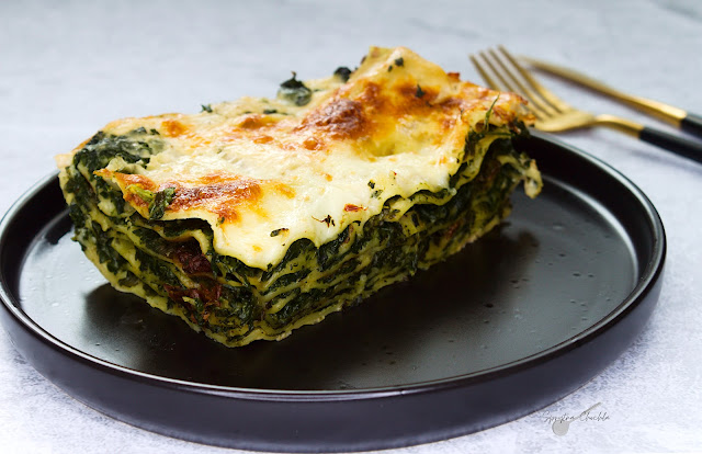 Lasagne ze szpinakiem, beszamelem i suszonymi pomidorami