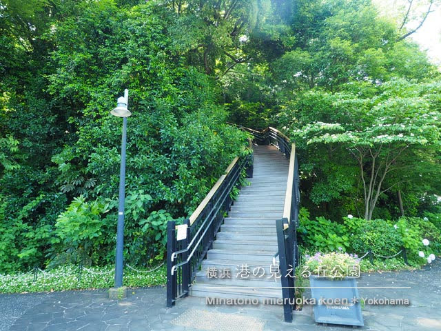 [横浜] 港の見える丘公園のフランス山地区入り口近くにある階段