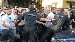  Τρεις άνθρωποι τραυματίστηκαν χθες βράδυ στη Δρέσδη, στην ανατολική Γερμανία, όταν ξέσπασαν επεισόδια κατά τη διάρκεια διαδήλωσης μελών και...