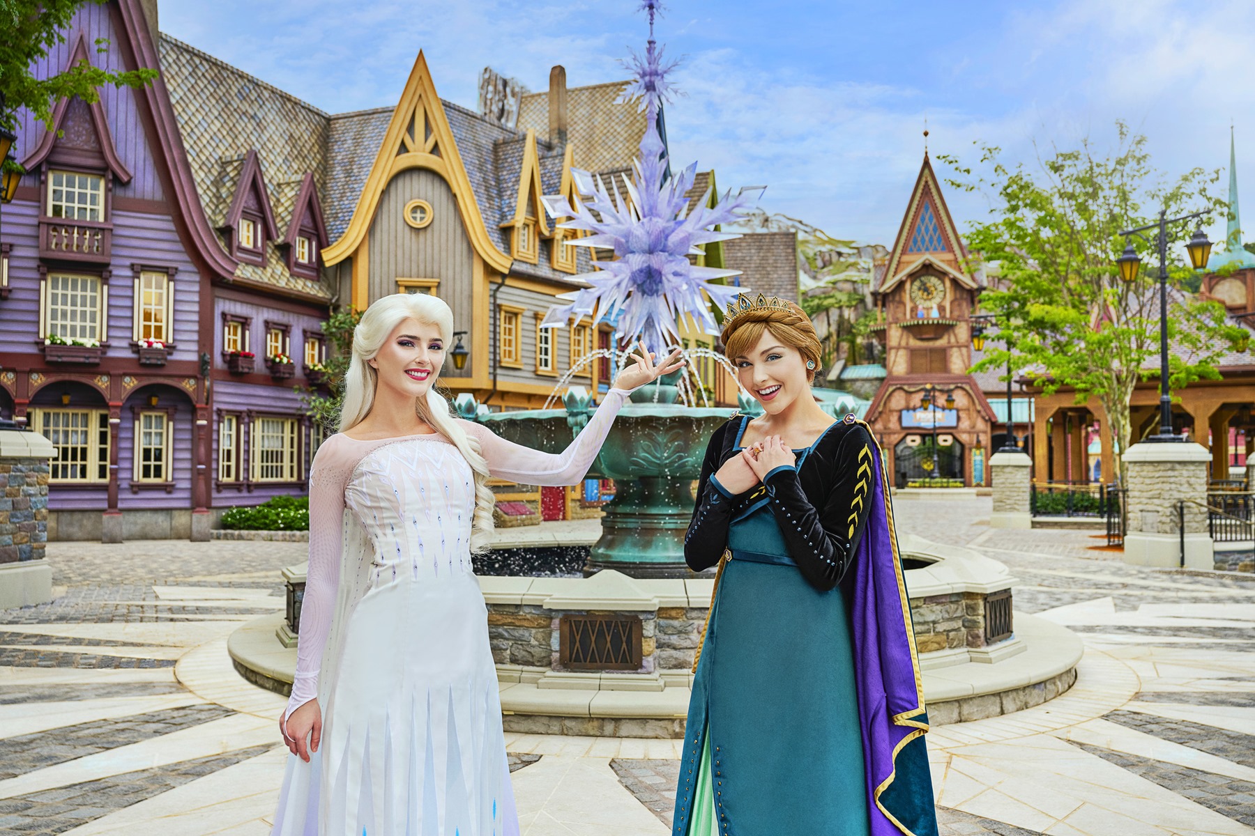 HKDL_World%20of%20Frozen_Anna%20and%20Elsa