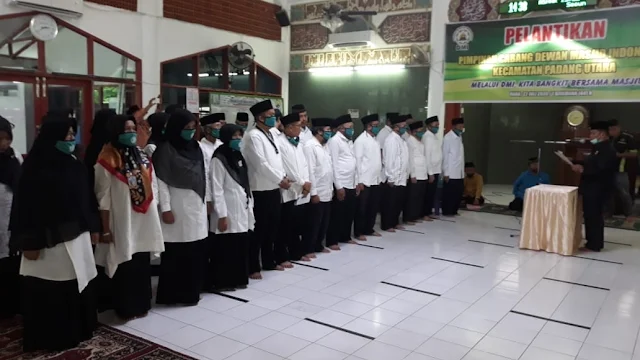 Foto: M Fikar Memberikan Ucapan Selamat. Pelantikan DMI Padang Utara, Bank Nagari Tegaskan Siap Layani Ekonomi Umat.