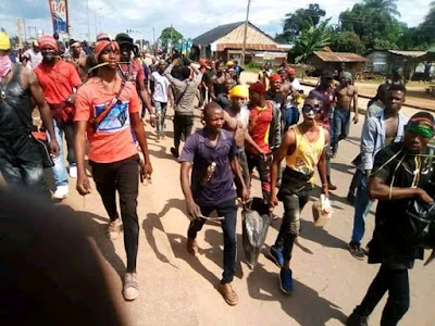 [NEWS] ABAKALIKI IN A STATE OF UNREST AS IPOB MEMBERS TAKE OVER THE STREET (VIDEO) 
