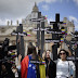 Venezolanos protestan contra Maduro durante la bendición dominical del Papa