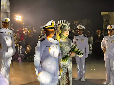 Upacara Pedang Pora Pernikahan Perwira TNI AL Asal Bangsri