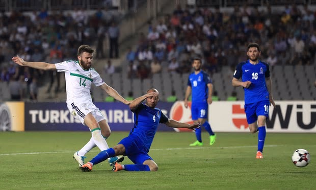 Stuart Dallas mete el gol con el que Irlanda del Norte derrotó a Azerbaiján en las eliminatorias Rusia 2018