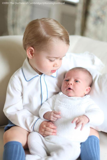 Prince William&Kate share pic of Princess Charlotte & brother Prince George