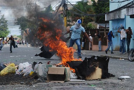 RESIDENTES EN LOS ALCARRIZOS Y PEDRO BRAND SE LANZAN A LAS CALLES A PROTESTAR EN CONTRA LARGAS TANDAS DE APAGONES; QUEMAN GOMAS EN LAS VIAS