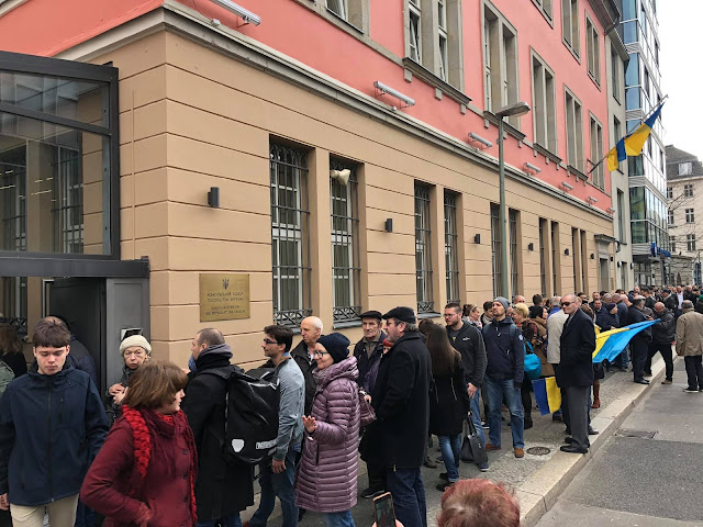 Українці у Празі, Берліні і Таллінні вистоюють великі черги, щоб проголосувати