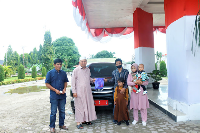 Dengan Mobil Dinasnya, Bupati Pasbar Melepas Khaira Iffa Azzahra untuk Berobat ke Jakarta
