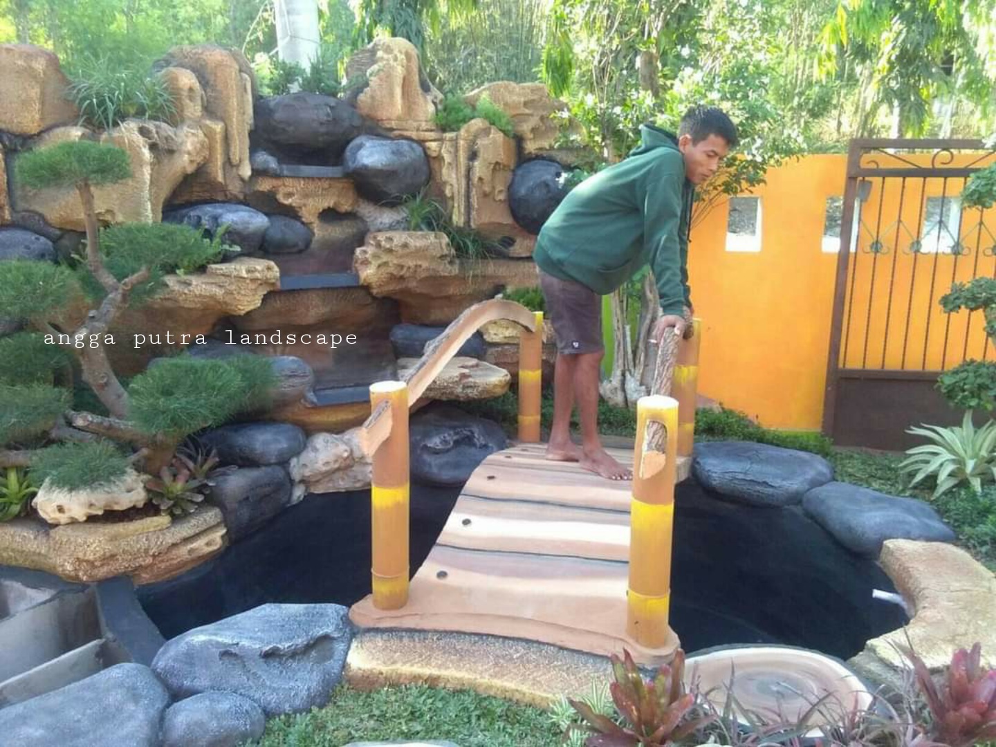 Jasa pembuatan dekorasi kolam tebing,dekorasi relief air terjun jombang