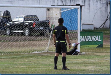 1ro. gol de unifut no pudo evitarlo lemus. (1)