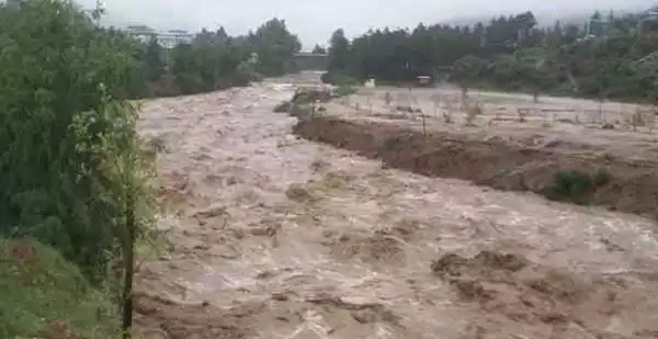 Ώρες αγωνίας για αγνοούμενους στην Κρήτη, χείμαρρος παρέσυρε το αυτοκίνητό τους