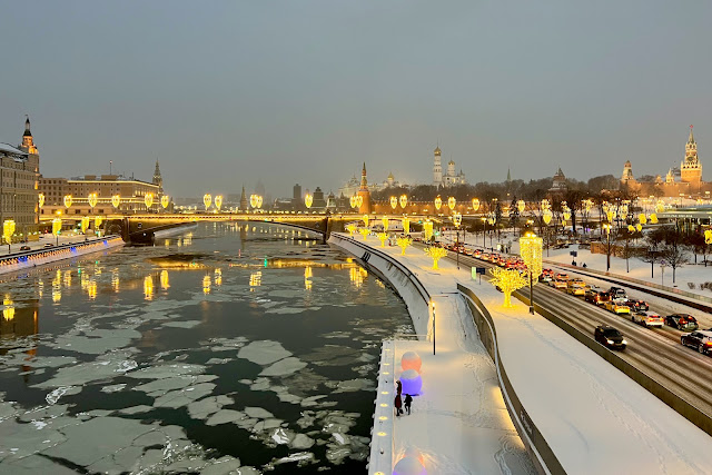 Зарядье, вид с «Парящего моста», Москва-река, Москворецкая набережная