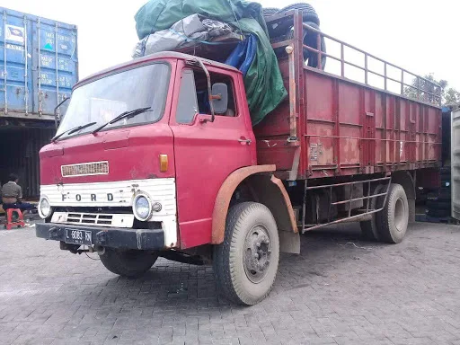 Siang ini saya akan membahas sejarah salah satu truck legendaris yang ada di Indonesia yakni truk Ford D-Series masih bersama master sejarah transportasi om Ranger Giga. Menurut om Ranger Giga melalui postingannya di grup Sejarah Transportasi dalam media sosial Facebook, Truck Ford D-Series ini memulai debutnya via ATPM PT IRMC sejak awal 70-an. Saat itu sempat bersaing ketat dalam penjualan dengan Mercedes-Benz sebagai penguasa pasar kala itu. Sayangnya Ford akhirnya pamit mundur di akhir tahun 1986. 