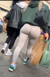 Chica nalgona calzas calle