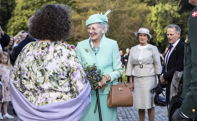 Queen Margrethe was welcomed by Bishop Peter Birch. The Queen wore a light blue blazer and skirt. Pearl brooch