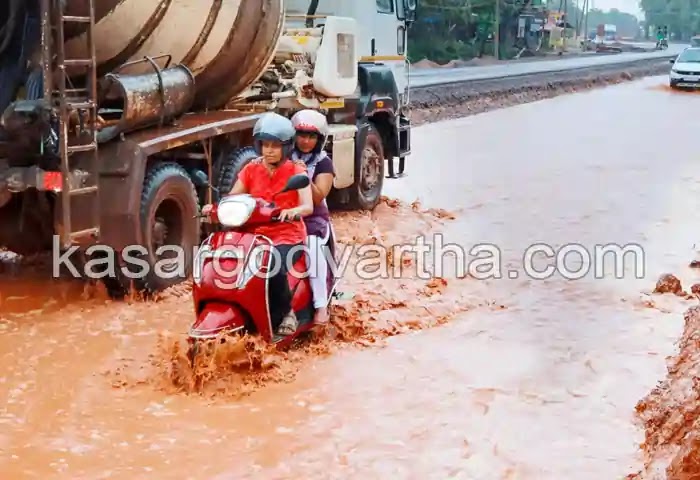 NH Work, Monsoon Rain, Traffic Problems, Kerala News, Kasaragod News, National Highway, Rain, Rain in Kasaragod, Water logged at construction sites on National Highway.