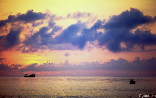 "Silhouettes" (Sujet : Mui Ne - la plage et ses pêcheurs ; Materiel : Canon A1, 135mm, Velvia 50)