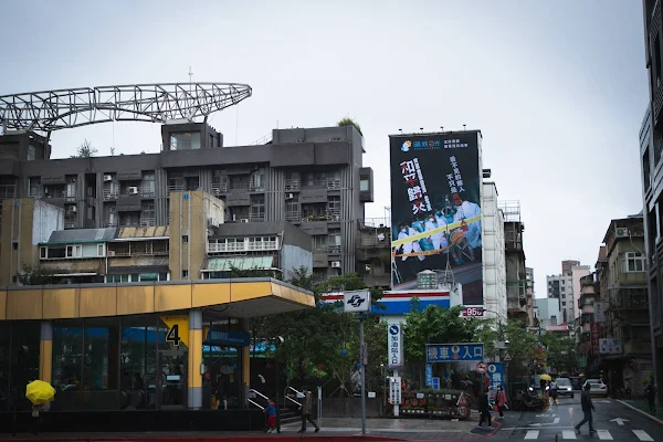▲台北市政府捷運站前醫護人員衝出封鎖線巨型看板。（馬克吐溫國際影像提供）