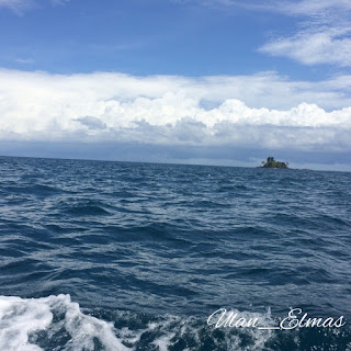 Ditengah laut. Airnya biru sekali (Photo dari Ig Ulan_elmas)