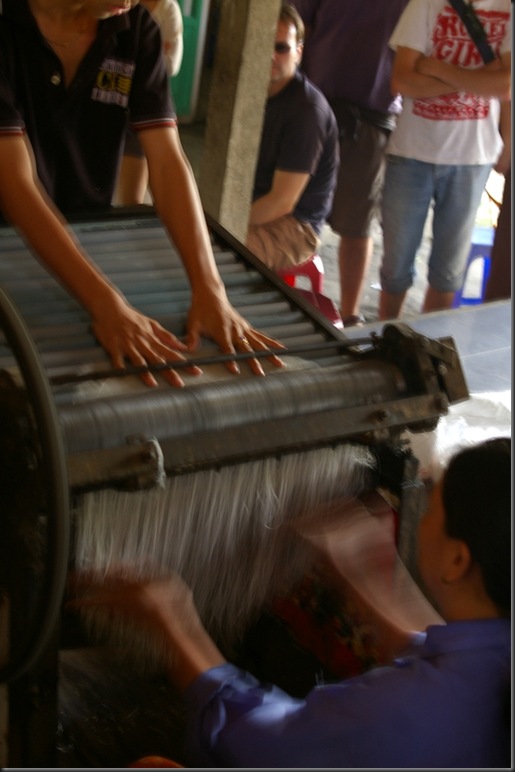 Shredding rice paper to make noodle