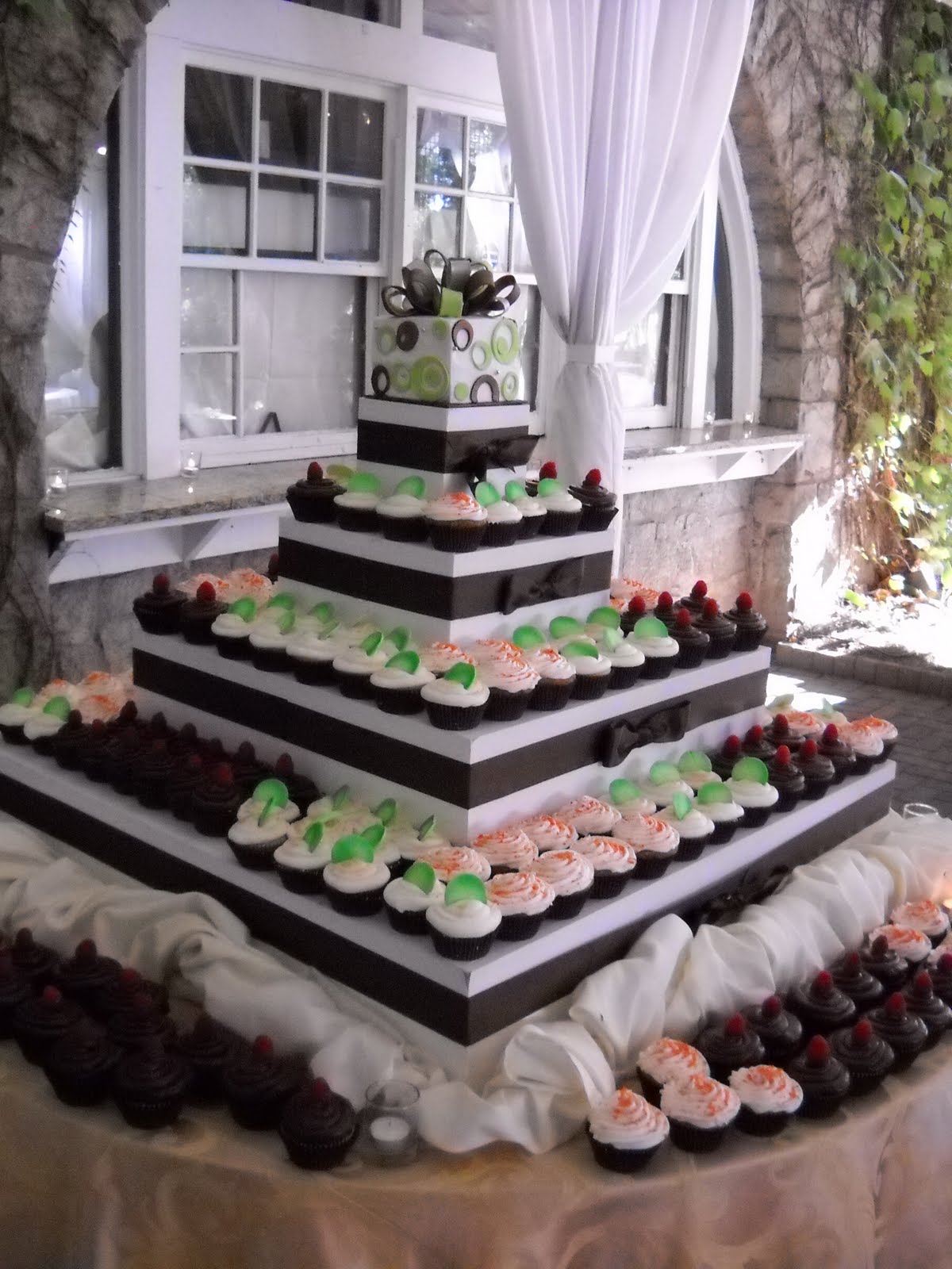 there are wedding cupcakes