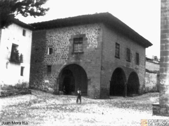 Fachada del Ayuntamiento de Mirambel. Fotografía de Juan Mora Isa. ES/AHPZ - MF/MORA/002419 - "Mirambel, Teruel. Casa ayuntamiento”. En 1929 es contratado por el Departamento Gráfico de la Confederación Hidrográfica del Ebro y el Ministerio de Educación Nacional, tras la Guerra Civil, le encarga que recorra Aragón y Navarra para comprobar la situación de todas las obras de arte (Gran Enciclopedia Aragonesa)