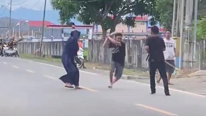 Viral Emak-emak Lerai 2 Pria Duel Samurai di Jalan Terjadi di Sidrap