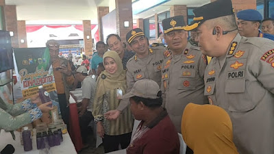 Gelar Pengobatan Gratis di Pelabuhan Gresik, Biddokes Polda Jatim Hadirkan Tim Dokter Spesialis dan Obat-Obatan Herbal