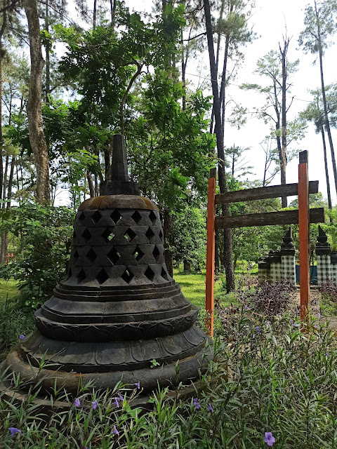 replika stupa candi di punti kayu