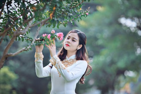 woman-holding-pink-petaled-flower-ugly-girl