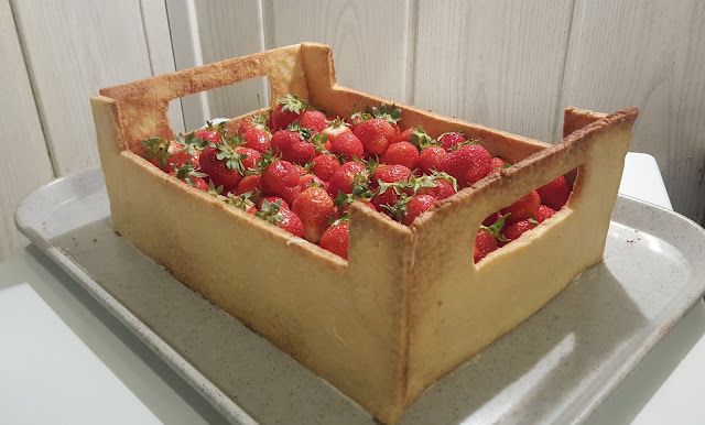 Recette du Gateau cagette de fraises au chocolat blanc