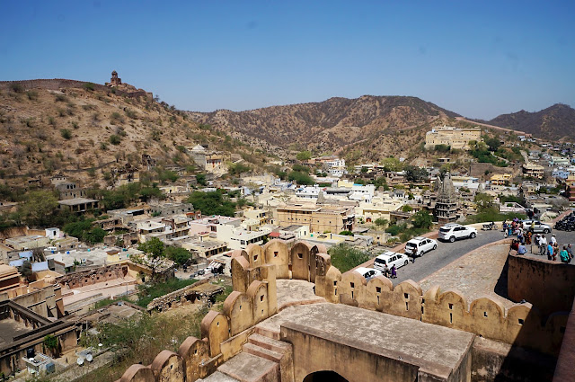 Melihat komplek Amber Fort dari atas benteng