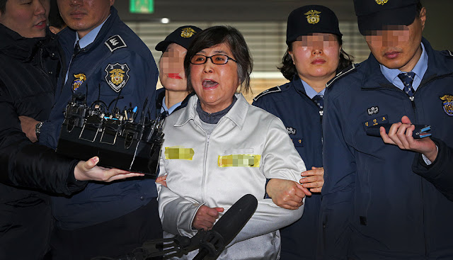 Choi Soon-sil grita a su llegada al interrogatorio