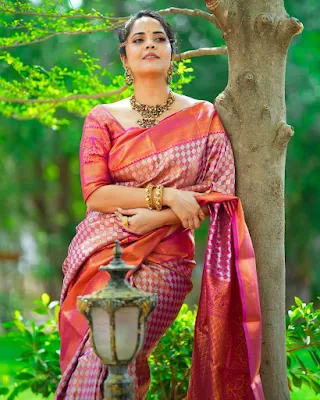 Anasuya bharadwaj beautiful looks in traditional saree Pics