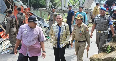 Satpol PP Kota Padang Bongkar Bangli di Kawasan Sungai Batang