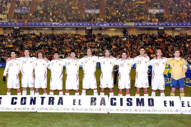 SELECCIÓN DE ESPAÑA. Temporada 2005-06. Luis García, Xavi Alonso, Puyol, Cesc Fábregas, Fernando Torres, David Albelda, Antonio López, Pablo, Sergio Ramos, Iker Casillas. SELECCIÓN DE ESPAÑA 3 SELECCIÓN DE COSTA DE MARFIL 2. Miercoles, 01/03/2006, 22:00 horas. Partido internacional amistoso. Valladolid, España, estadio José Zorrilla: 20.249 espectadores. Árbitro: Pasquale Rodomonti (Italia); asistentes: Consolo y D’Agostini (Italia). GOLES: 0-1: 12’, Kader Keita. 1-1: 22’, David Villa. 1-2: Bonaventure Kalou. 2-2: 72’, Reyes. 3-2: 85’, Juanito.