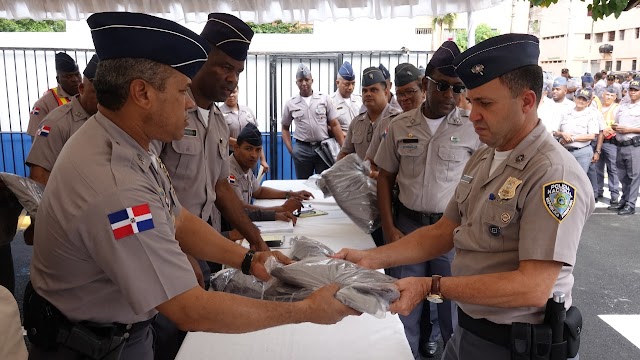 Policía Nacional entrega uniformes a cientos de sus miembros