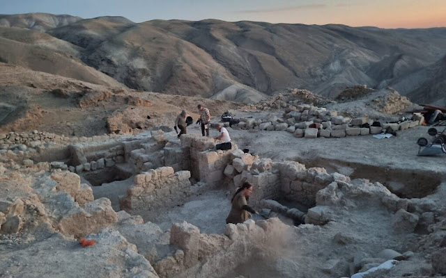 Η αρχαιολογική ομάδα στον ανασκαφικό χώρο της Υρκανίας. [Credit: Dr. Oren Gutfeld and Michal Haber]