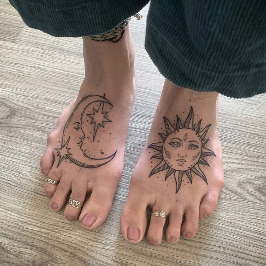 Vemos un tatuaje de sol y luna muy bonito