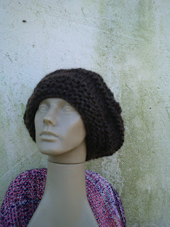 gorro com o modelo beanie tricotado com lã de ovelha na cor escura