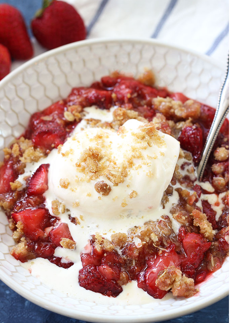 Strawberry Crisp - This Fresh Strawberry Crisp is the best summer dessert ever! Fresh juicy strawberries are topped with a buttery and crumbly oat topping, and is absolutely swoothworthy with a big scoop of vanilla ice cream on top!