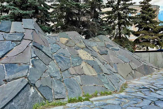 проспект Академика Сахарова, Садовая-Спасская улица, мемориальный комплекс жертвам политических репрессий «Стена скорби» (открыт в 2017 году)