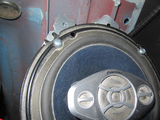 Speakers mounted on longer bonnet bolts Volvo 122S