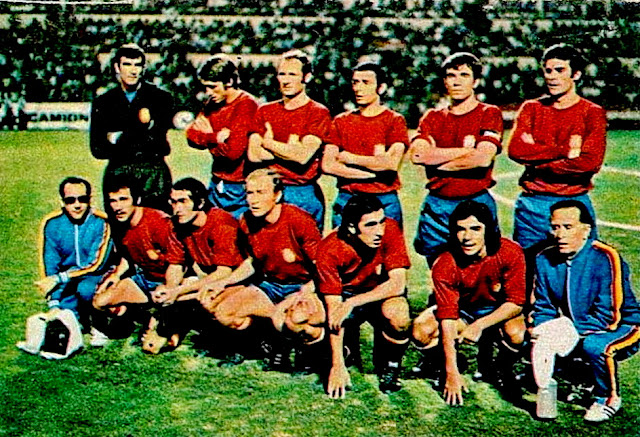 Selección de ESPAÑA. Temporada 1972-73. Iríbar, Sol, Gallego, De la Cruz, Tonono, José Luis; Vicente Montiel (masajista), Amancio, Pirri, Marcial, Asensi, Valdez y Ángel Mur (masajista). SELECCIÓN DE ESPAÑA 2 SELECCIÓN DE YUGOSLAVIA 2. 19/10/1972. Copa del Mundo de Alemania 1974, fase de grupos, partido 1. Las Palmas de Gran Canaria, España, estadio Insular: 25.000 espectadores. GOLES: 1-0: 30’, Amancio. 1-1: 40’, Dusan Bajevic. 1-2: 58’, Dusan Bajevic. 2-2: 89’, Asensi.