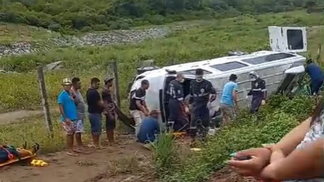 Uma pessoa morre e seis ficam feridas após van capotar em estrada